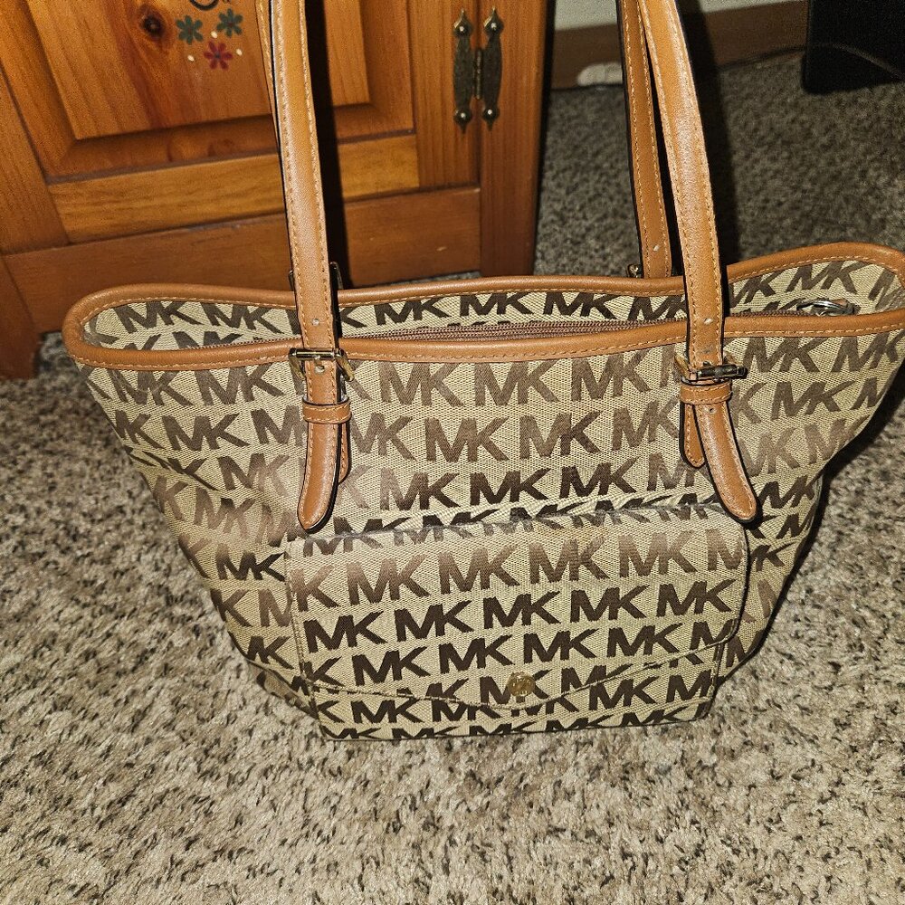 Super cute purse in used condition read all of post and see photos